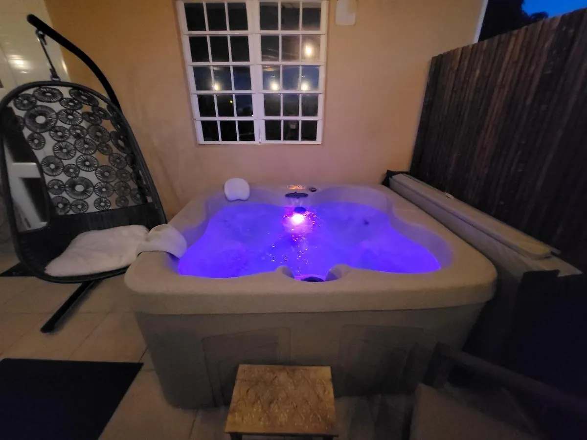 Private Jacuzzi Oasis With Mountain Views And Free Parking Apartment Ponce