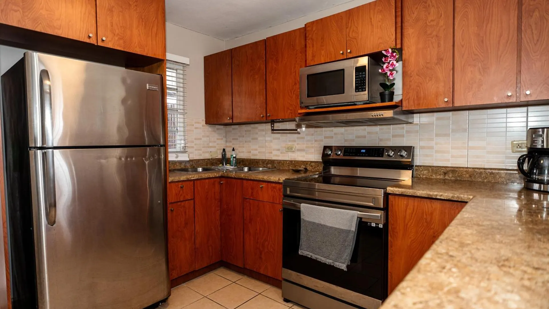 Private Jacuzzi Oasis With Mountain Views And Free Parking Apartment Ponce